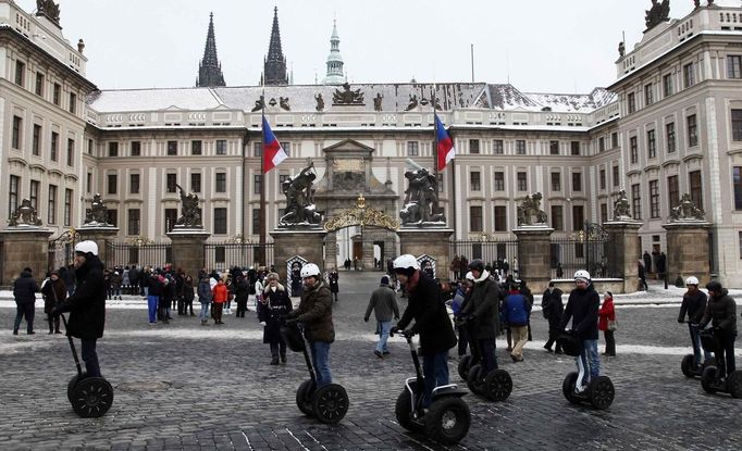 Agentura Reuters v den voleb zařadila do svého servisu fotografii turistů prohánějících se kolem Pražského hradu na segwayích.