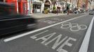 Vehicles drive past Olympic and bus lane marked routes in central London July 17, 2012. REUTERS/Toby Melville (BRITAIN - Tags: TRANSPORT SPORT OLYMPICS) Published: Čec. 17, 2012, 3:40 odp.