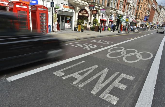 Vehicles drive past Olympic and bus lane marked routes in central London July 17, 2012. REUTERS/Toby Melville (BRITAIN - Tags: TRANSPORT SPORT OLYMPICS) Published: Čec. 17, 2012, 3:40 odp.