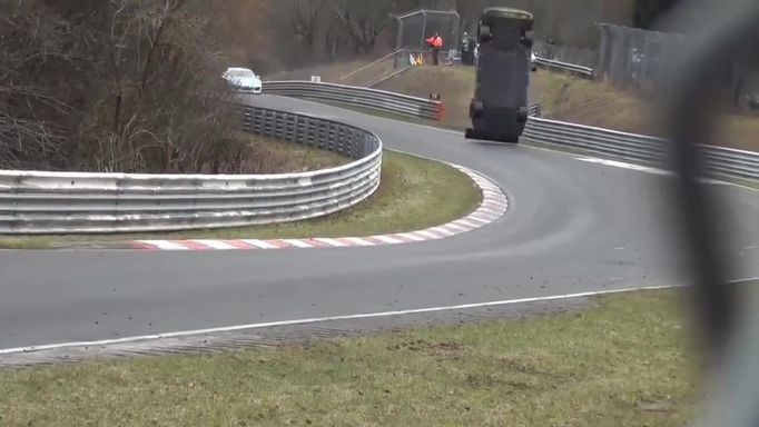 Nissan smetl diváky na Nordschleife