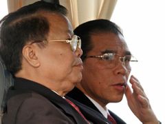 Špičky vietnamského režimu: předseda strany Nong Duc Manh (vpravo) a prezident země Tran Duc Luong.