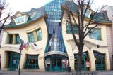 Křivý dům najdete v polských Sopotech. Dostavěn byl v roce 2004 podle návrhu architektů Szotyńského, Szotyńské a Zaleského, kteří se nechali inspirovat kresbami Jana Marcina Szancera a Pera Dahlberga.