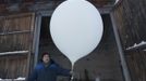 Sergei Burtsev, 41, a meteorologist, prepares to launch a weather balloon in the village of Tomtor in the Oymyakon valley, in the Republic of Sakha, northeast Russia, January 30, 2013. The coldest temperatures in the northern hemisphere have been recorded in the Oymyakon valley, where according to the United Kingdom Met Office a temperature of -67.8 degrees Celsius (-90 degrees Fahrenheit) was registered in 1933 - the coldest on record in the northern hemisphere since the beginning of the 20th century. Yet despite the harsh climate, people live in the valley, and the area is equipped with schools, a post office, a bank, and even an airport runway (albeit open only in the summer). Picture taken January 30, 2013. REUTERS/Maxim Shemetov (RUSSIA - Tags: SOCIETY ENVIRONMENT SCIENCE TECHNOLOGY) ATTENTION EDITORS: PICTURE 11 OF 27 FOR PACKAGE 'THE POLE OF COLD' SEARCH 'MAXIM COLD' FOR ALL IMAGES Published: Úno. 18, 2013, 11:25 dop.