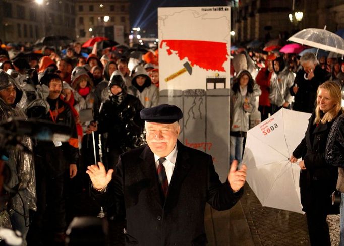 První kostku ohromného domina svrhl bývalý polský disident Lech Walesa.