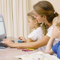 Máma s dětmi u počítače