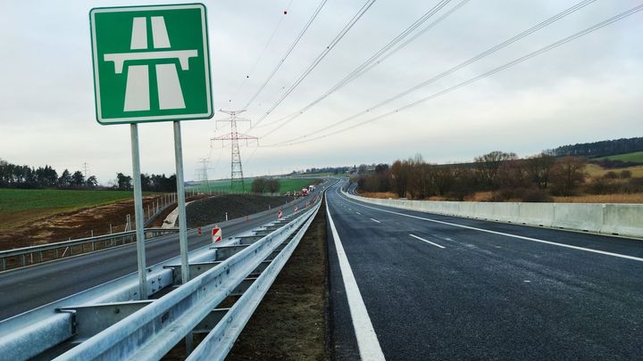 Česko má další kus dálnice. Rozšířením obchvatu Panenského Týnce na D7 přibylo 3,5 km; Zdroj foto: Twitter.com/Karel Havlíček
