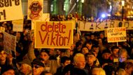 3. ledna - Tisíce lidí v maďarské metropoli Budapešti protestovaly proti vládě Viktora Orbána.