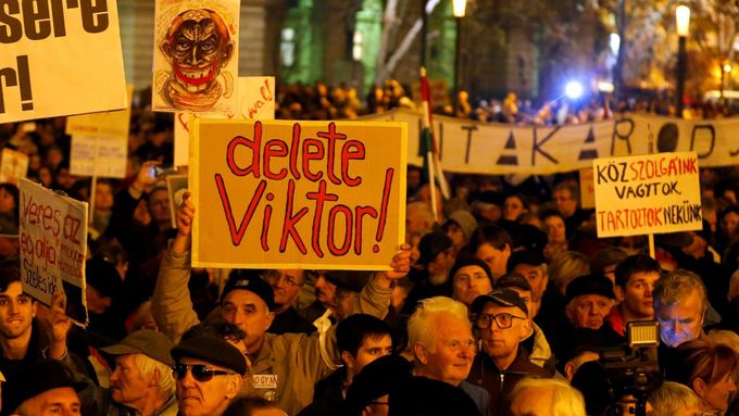 Tisíce lidí vyšly do ulic Budapeště. Požadují rezignaci premiéra Orbána.