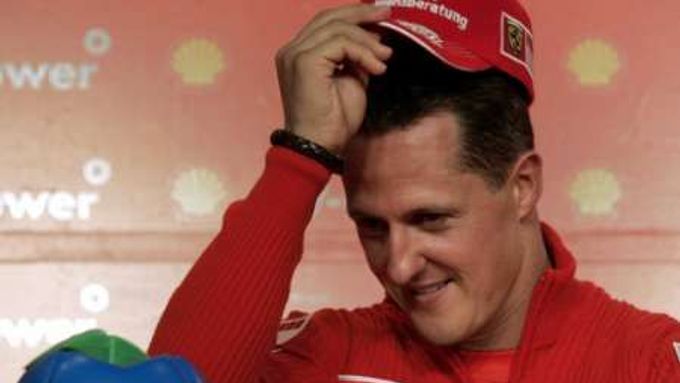 Pilot formule 1 týmu Ferrari Michale Schumacher vtipkuje během tiskové konference před závěrečným podnikem sezony v Brazílii.