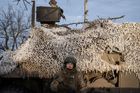 Výsadkáři stojí u australského obrněného vozu Bushmaster. Ten se Ukrajincům velmi osvědčil a Austrálie nedávno poslala druhý náklad. Bushmastery mají pohon na všechna čtyři kola a používali je také vojáci mezinárodní koalice v Afghánistánu.