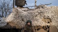 Výsadkáři stojí u australského obrněného vozu Bushmaster. Ten se Ukrajincům velmi osvědčil a Austrálie nedávno poslala druhý náklad. Bushmastery mají pohon na všechna čtyři kola a používali je také vojáci mezinárodní koalice v Afghánistánu.