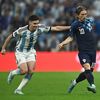 Julian Álvarez a Luka Modrič v semifinále MS 2022 Argentina - Chorvatsko