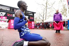 Keňan Kiptum vyhrál Chicagský maraton ve světovém rekordu 2:00:35