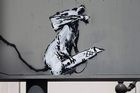 Muže obvinili z krádeže Banksyho díla v Paříži, tvrdí, že jednal na jeho popud