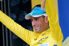 König dojel v prvních horách osmý, do vedení jde Nibali