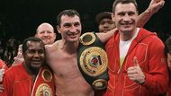 Ukrajinský boxer Vladimir Kličko (uprostřed) slaví triumf nad Američanem Calvinem Brockem. Vpravo je jeho bratr Vitalij a vlevo kouč Emanuel Steward.