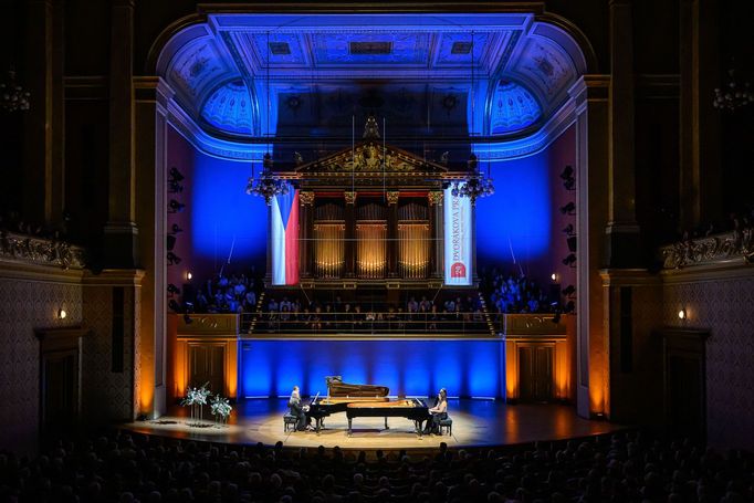 Snímek z vystoupení Marthy Argerich a Sophie Pacini na festivalu Dvořákova Praha.