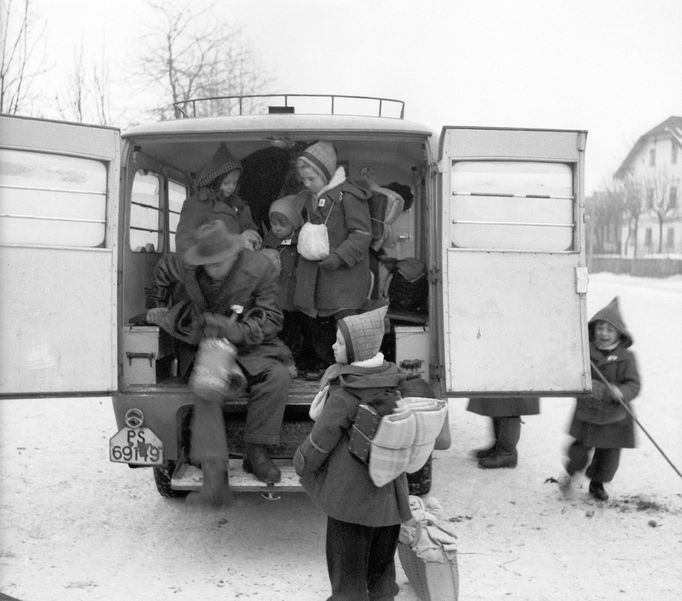 První transport odsunutých Němců z Mariánských Lázní do americké okupační zóny Německa (1200 osob) odjel 25. ledna 1946.