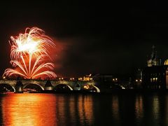 Novoroční ohňostroj v Praze sledovaly tisíce lidí. Světelná podívaná trvala 15 minut a byla podle svých autorů rozdělena do 20 sekvencí. Pyrotechnická show stála 1,2 milionu korun, z toho 300 000 korun přispěl pražský magistrát.