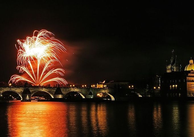 Novoroční ohňostroj v Praze sledovaly tisíce lidí. Světelná podívaná trvala 15 minut a byla podle svých autorů rozdělena do 20 sekvencí. Pyrotechnická show stála 1,2 milionu korun, z toho 300 000 korun přispěl pražský magistrát.