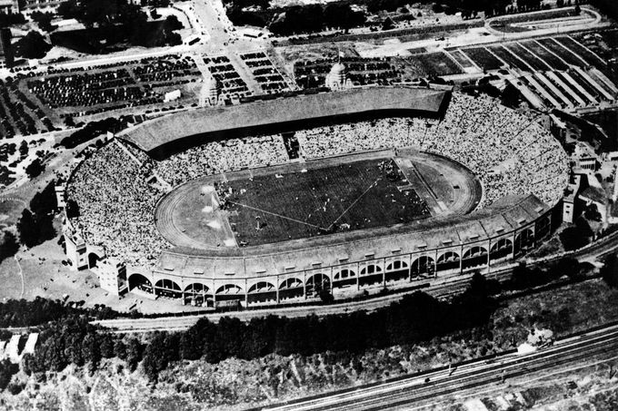 Letecký pohled na stadion ve Wembley během letních olympijských her v Londýně v roce 1948