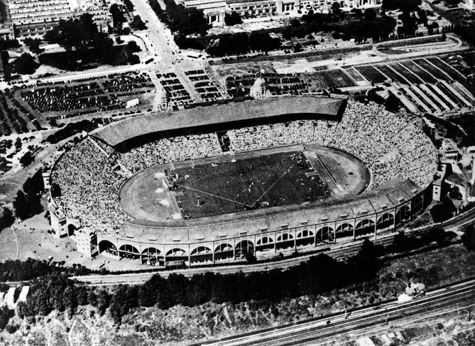 Letecký pohled na stadion ve Wembley během letních olympijských her v Londýně v roce 1948