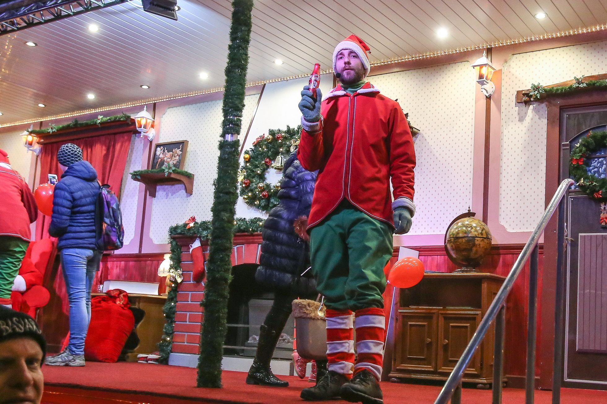 Kamion Coca-Cola na parkovišti Albertu v Pardubicíh