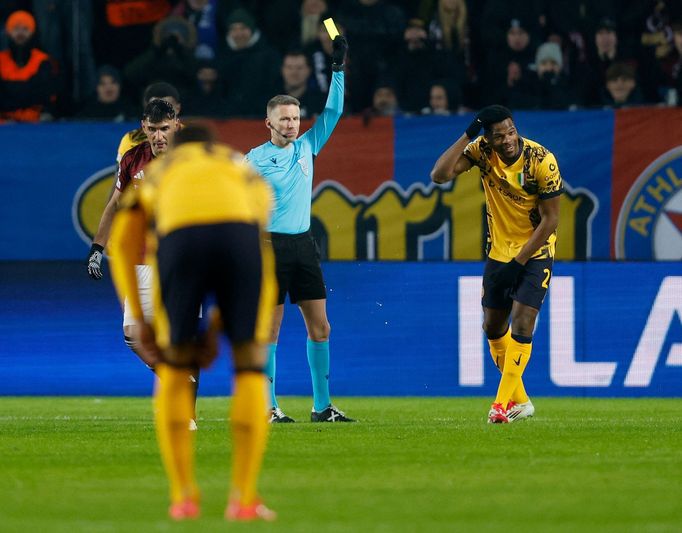 Denzel Dumfries dostává žlutou kartu v zápase LM Sparta Praha - Inter Milán