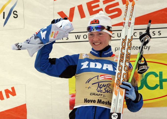 Virpi Kuitunenová vyhrála ženský závod a raduje se z návratu do čela průběžného pořadí Tour de Ski