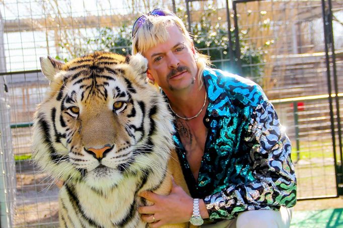 Kontroverzní chovatel Joe Exotic, který se proslavil v letošním seriálovém hitu Tiger King od společnosti Netflix.