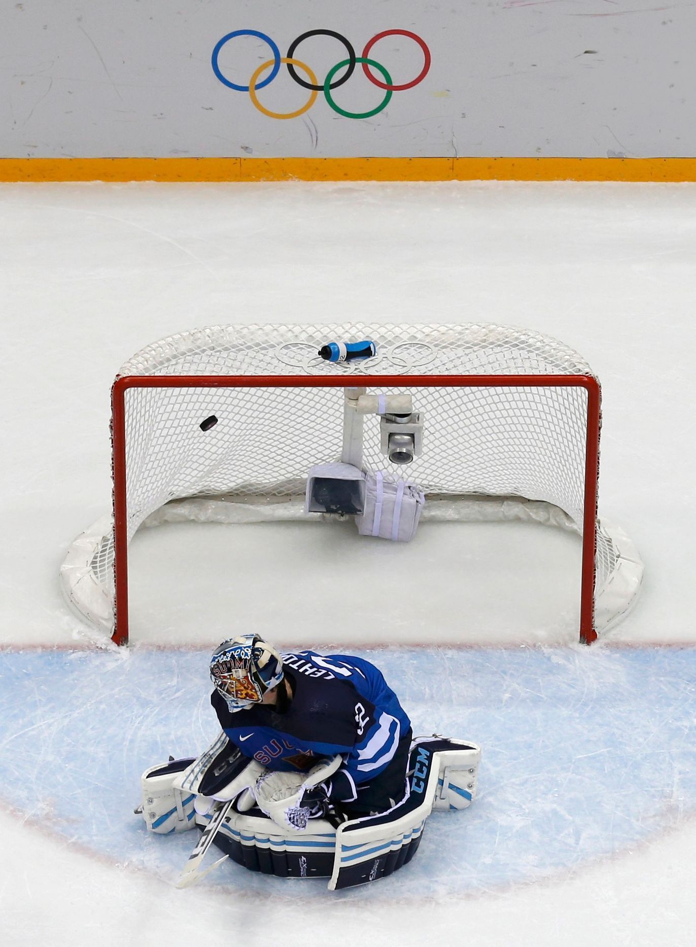 Švédko - Finsko: Kari Lehtonen dostává gól na 1:2