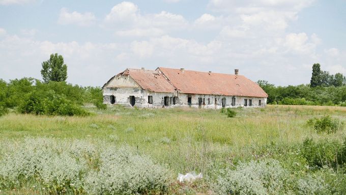 Opuštěná farma v Srbsku, ve které bydlí migranti z Pákistánu.