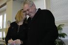 Osvědčená marketingová dvojka - prezidentský kandidát Miloš Zeman se svou dcerou.