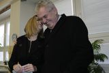 Osvědčená marketingová dvojka - prezidentský kandidát Miloš Zeman se svou dcerou.