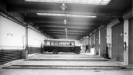 Brzy následovaly další linky opět s písmenným označením: do roku 1927 už fungovaly i linky C, D, E a F. Ve stejném roce se autobusy objevily i v centru města. Obrázek pochází z garáží Pankrác, které byly do provozu uvedeny 24. září 1927.