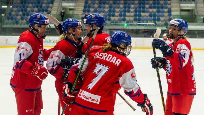 České hokejistky se radují z vítězství nad Polskem v olympijské kvalifikaci