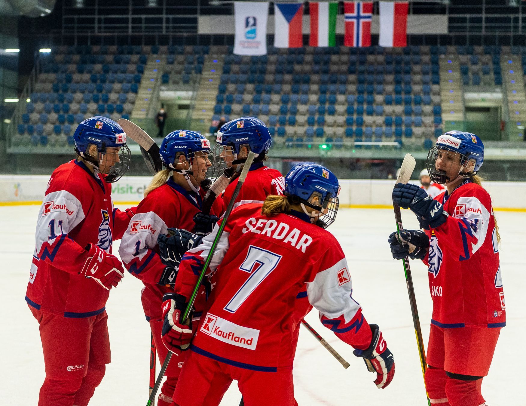 České hokejistky se radují z vítězství nad Polskem v olympijské kvalifikaci