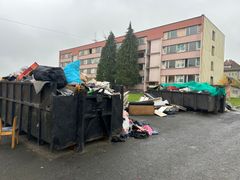 Před prezidentskou návštěvou město problémové sídliště uklidilo, takže nepořádek venku nebyl takový jako ve většinu jiných dnů.