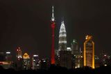 Televizní věž v Kuala Lumpur byla 4. dubna osvětlena bílo červeně - jako připomenutí nedávných tragických událostí v Japonsku.