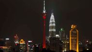 Televizní věž v Kuala Lumpur byla 4. dubna osvětlena bílo červeně - jako připomenutí nedávných tragických událostí v Japonsku.