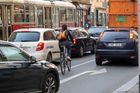 Foto: Cyklistů v Praze nepřibývá. Jezdit v metropoli na kole chce hodně kuráže