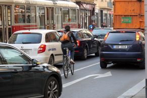 Foto: Cyklistů v Praze nepřibývá. Jezdit v metropoli na kole chce hodně kuráže