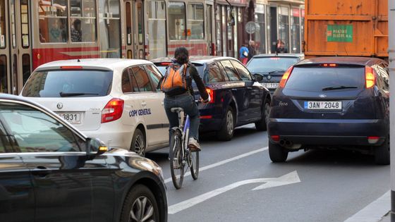 Foto: Cyklistů v Praze nepřibývá. Jezdit v metropoli na kole chce hodně kuráže