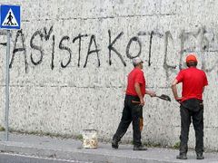 Zaměstnanci městských služeb z Banské Bystrice odstraňují nápisy ze zdí v okolí bydliště vůdce již zrušenjé nacionalistické strany Slovenská pospolitost-národní strana Mariána Kotleby.