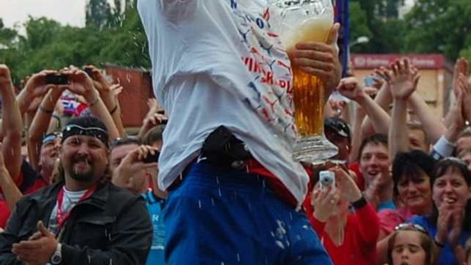 Pavel Horváth právě zvedl nad hlavu mistrovskou trofej.