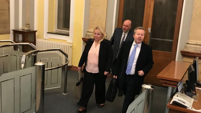 Ministři přicházejí na jednání vlády 14. listopadu 2018, kdy bude premiér Andrej Babiš jednat o svém dalším účinkování v čele kabinetu