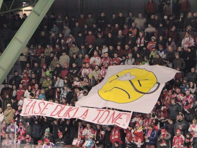 Z posledního derby obou rivalů: havlíčkobrodský kotel a posměšný transparent