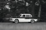 V roce 1953 dostala někdejší továrna automobilky Horch ve Cvikově, toho času se nacházející v NDR, příkaz k vývoji nového reprezentačního automobilu se šestiválcovým motorem.