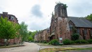 Clune Park Church, architektonicky výrazná budova z červeného pískovce s gotickými prvky, byl centrem duchovního života čtvrti. Uzavřen byl v roce 1997, ale budova stále stojí – zarostlá, opuštěná a napůl pohlcená přírodou. Jeho věž je dnes orientačním bodem v jinak zpustlém prostoru.