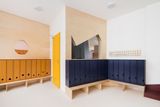 Interiér staví na jednoduchosti, barevnosti a nepravidelných mnohoúhelnících, které se objevují jak ve tvarech nábytku, tak ve výřezech stěn nebo osvětlení.